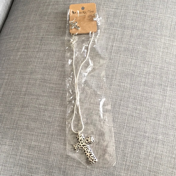 💥New Silver Filagree Cross Necklace Earring Set - Picture 9 of 9